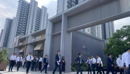 “感觉青春喂了狗，亏了150万！” 中海南京三楼盘六折抛售，老业主堵门防中介看房