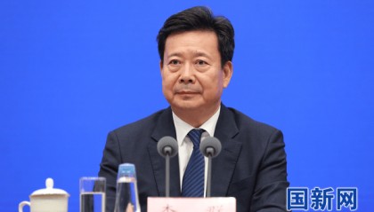 李群卸任