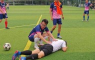 56岁白岩松踢球摔倒久久不起