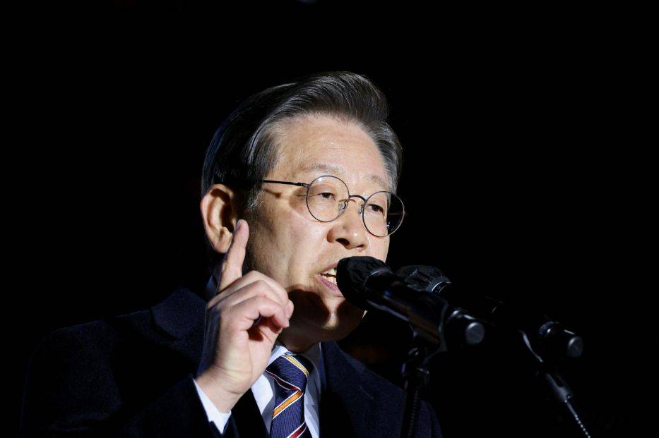 弹劾决议书砸向尹锡悦，青瓦台魔咒再次应验，第一夫人被钉耻辱柱