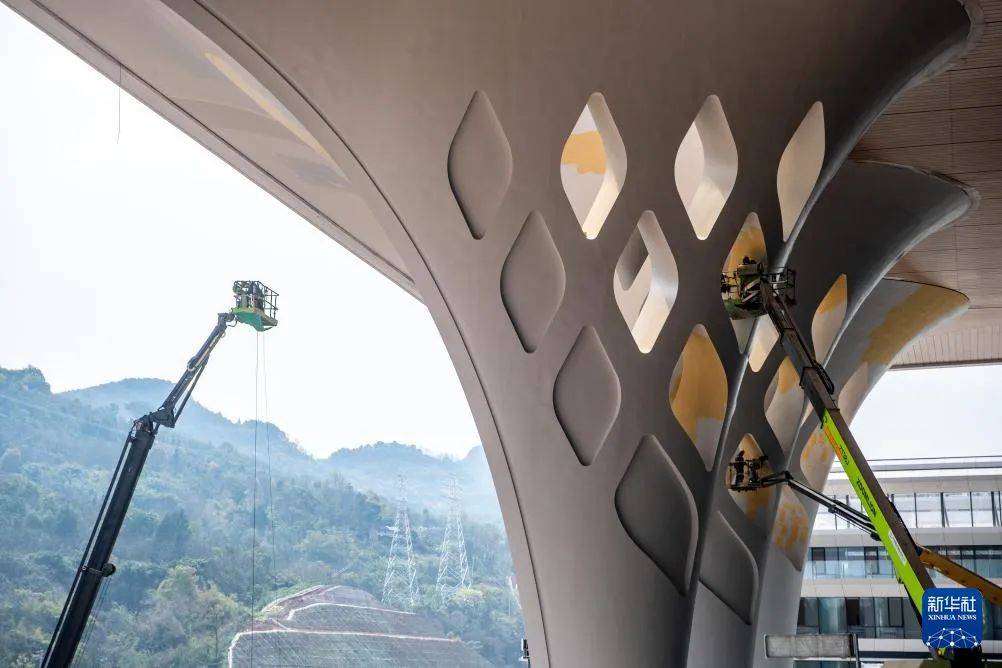 西部地区最大高铁枢纽站重庆东站站房建成完工