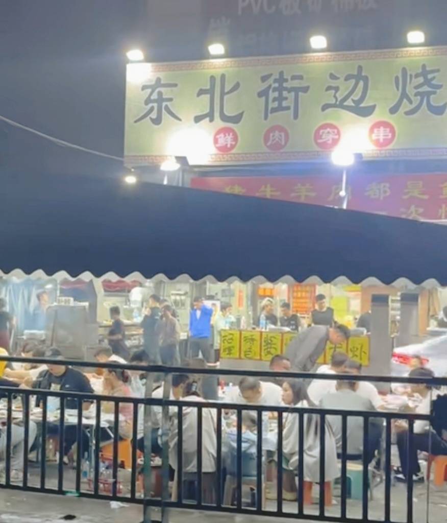 赞助苏超的东北烧烤店老板，两年前还在路边摆摊，否认赞助300万元